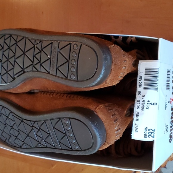 Minnetonka low moccasins with hard bottem - Picture 3 of 7